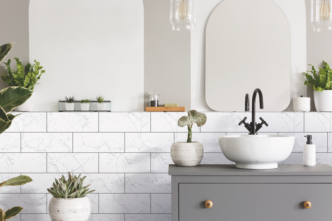 Новый дизайн с имитацией керамической плитки для ванной комнаты с помощью самоклеящегося настенного покрытия d-c-fix® ceramics.