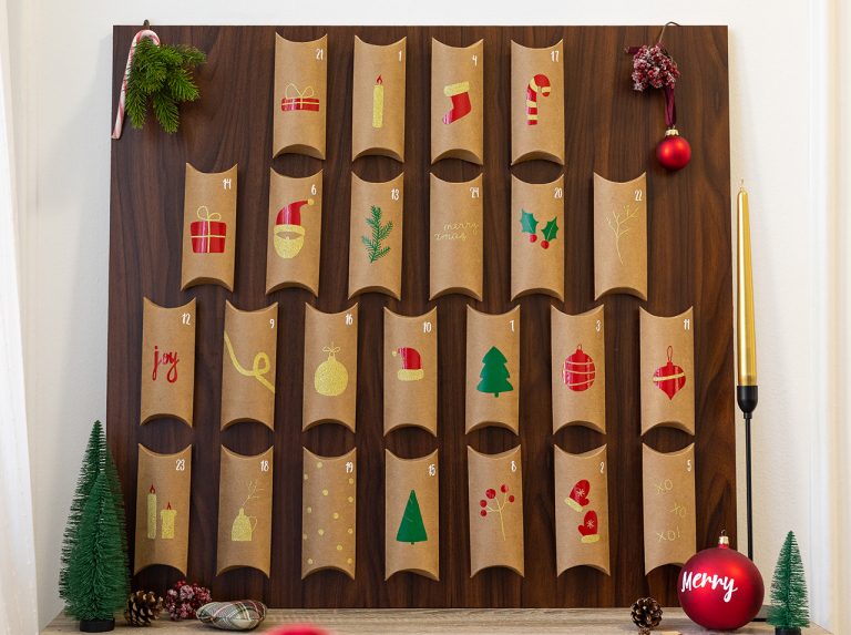 Selbst gebastelter DIY-Adventskalender mit 24 Pappschachteln beklebt mit weihnachtlichen Motiven aus d-c-fix® Klebefolien.