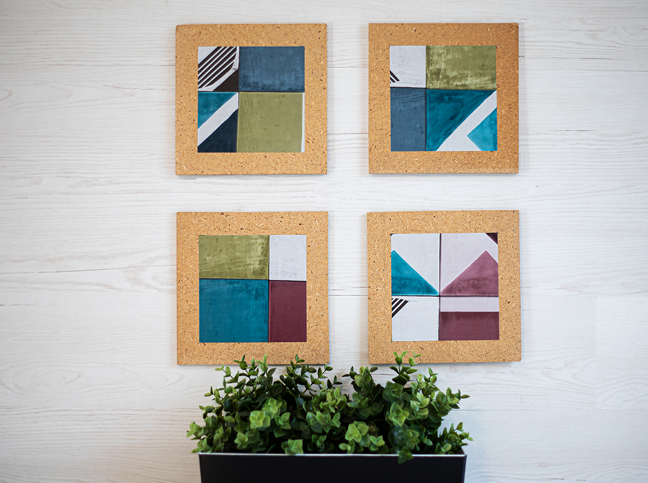 DIY-Wandbilder aus quadratischen Holzplatten mit d-c-fix® Klebefolie Kopago gestaltet.