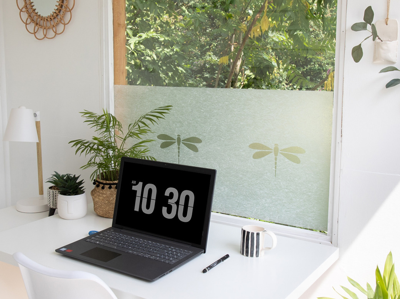 Surface de fenêtre dans le bureau à domicile aménagée avec le film anti-regards opaque d-c-fix® Nibella au design de libellule.