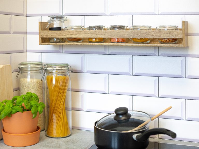 Étagère de cuisine ouverte DIY pour ranger les flacons à épices, conçue avec le film adhésif d-c-fix® Ribbeck Oak aspect chêne foncé.