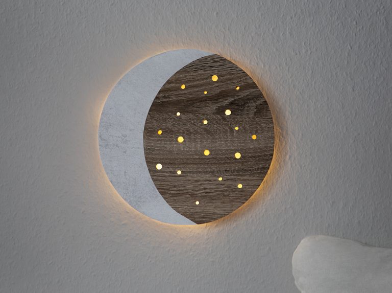Lampada rotonda per parete con una mezzaluna incollata in grigio cemento ed effetti di luce.