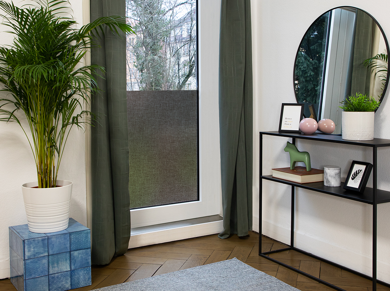 Fenster mit blickdichter Sichtschutzfolie in hellbrauner Textiloptik ausgestattet.