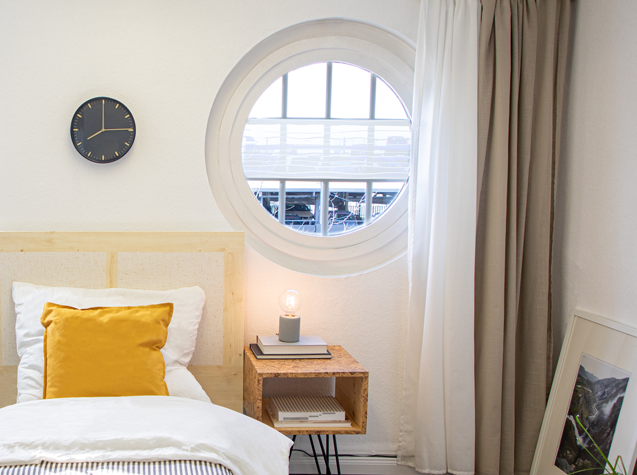 Schlafzimmerfenster teils mit milchiger Fensterfolie mit weißen Wellen-Linien beklebt