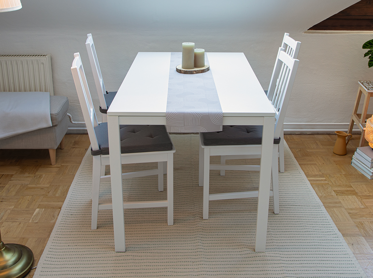 Chemin de table avec motif graphique allover moderne en blanc sur fond beige.