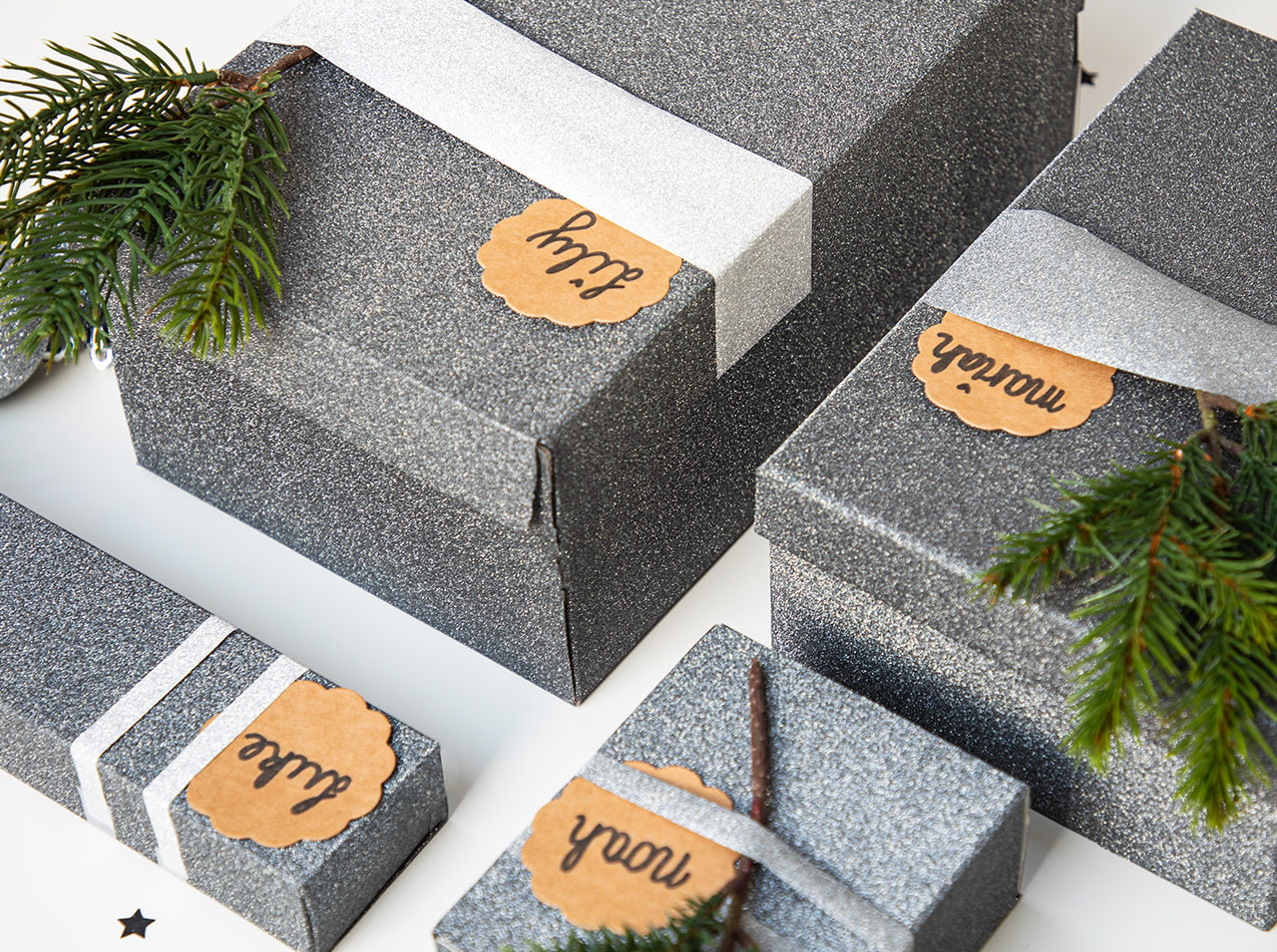 Geschenkbox mit Deckel hergestellt aus Schuhkarton mit Glitter-Klebefolien in Grautönen beklebt