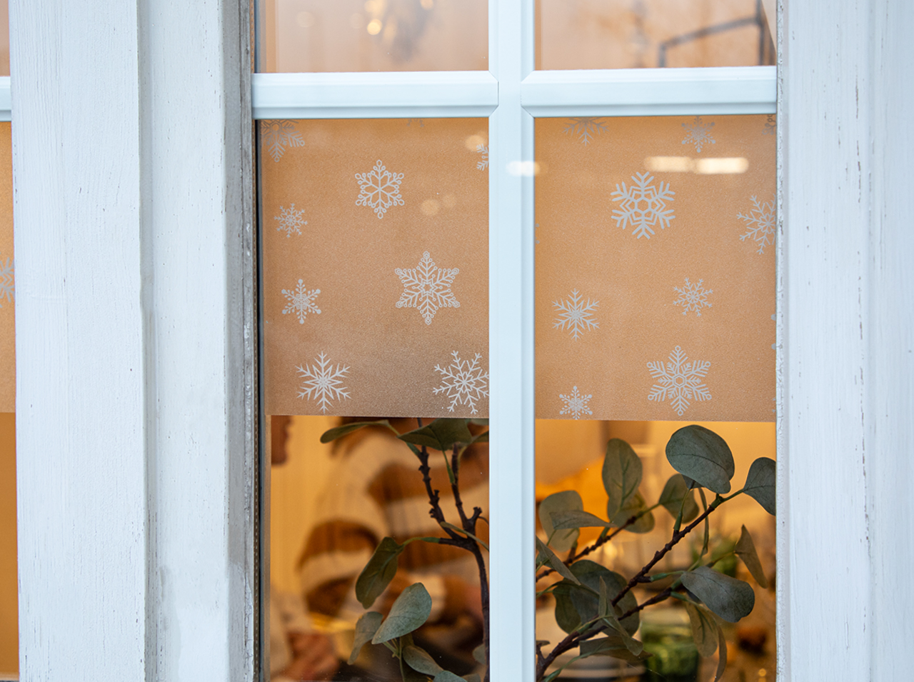 Fenster mit Sichtschutz-Bordüre im Design von Schneeflocken gestaltet.